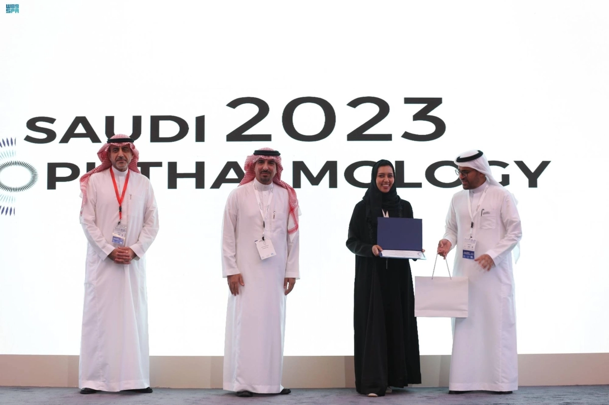 تكريم إحدى الطبيبات في مؤتمر طب العيون (مكة)