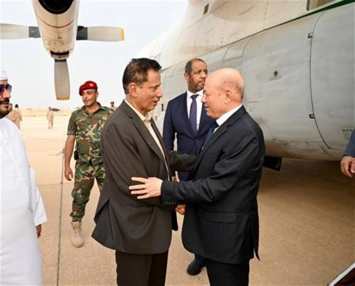 


رئيس مجلس القيادة يزور محافظ المهرة                      (مكة) 