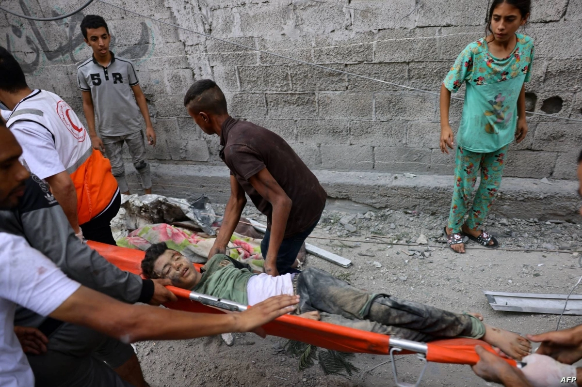 طفل شهيد خرج من تحت الانقاض (مكة)