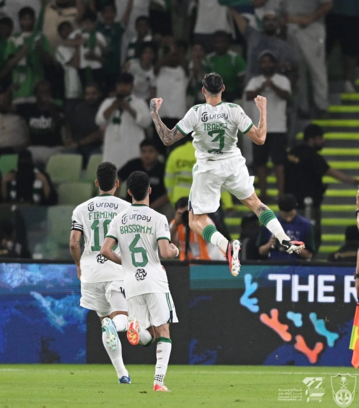 فرحة لاعبي الأهلي بالفوز على الوحدة