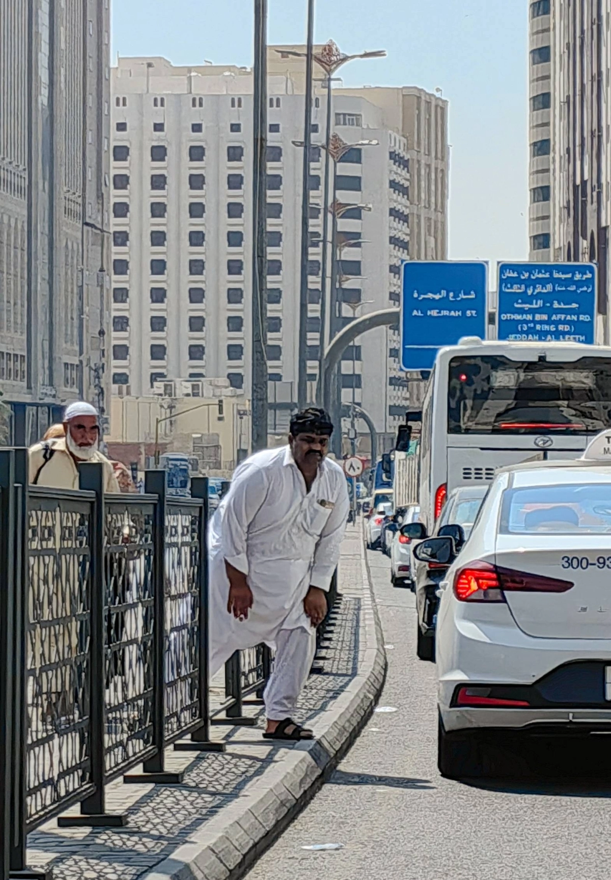  لا يأبه بعض المعتمرين والزوار للمخاطر الناجمة عن العبور الخاطئ للطرق السريعة، ويتجاوزون السياج الفاصل دون تكليف أنفسهم استخدام جسور المشاة أو الأماكن المخصصة لهذا الغرض، مما يجعلهم عرضة لحوادث السير في ظل سرعة المركبات.(أنس الحارثي)