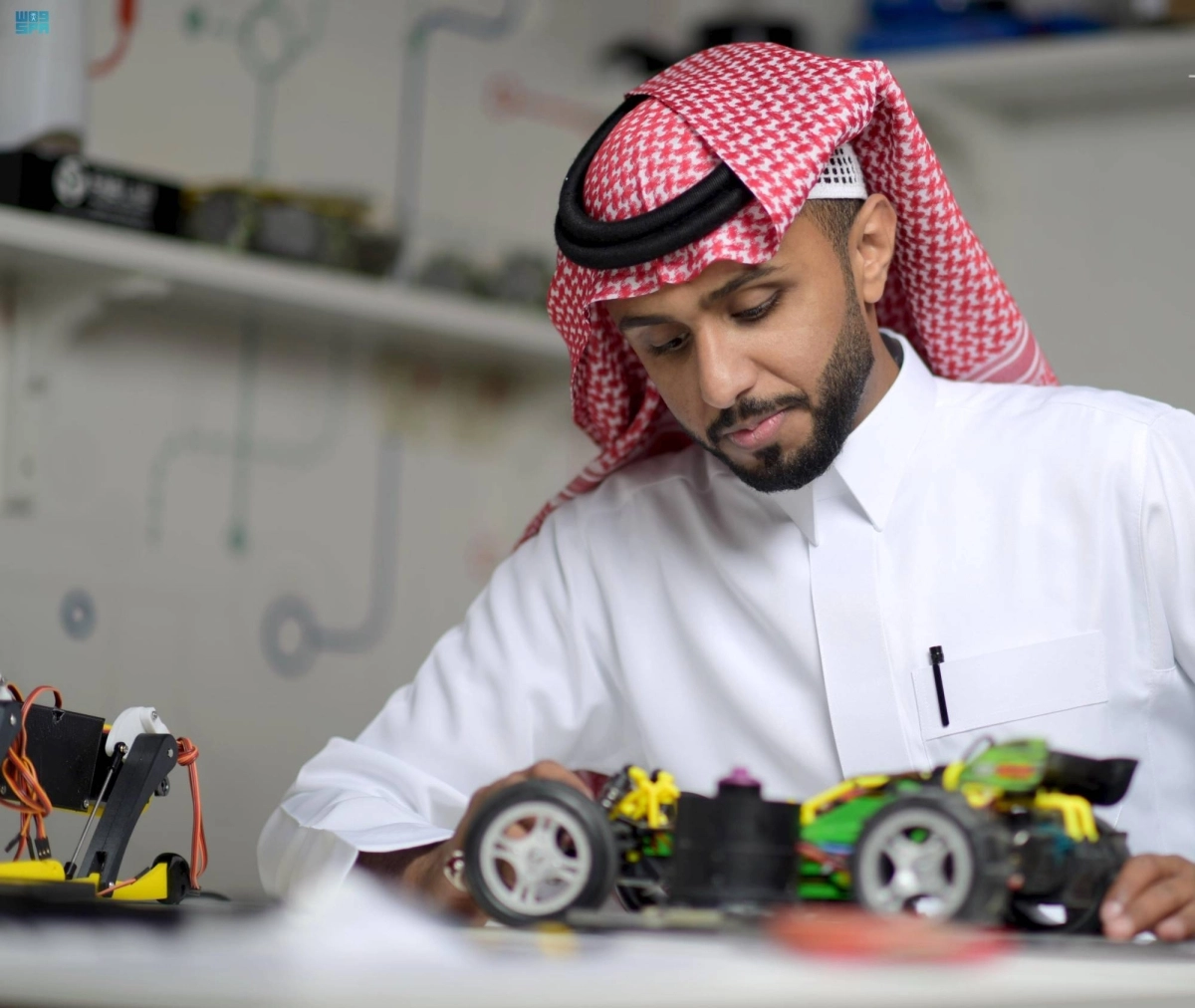 


البومجداد يستعرض ابتكاره           (مكة) 