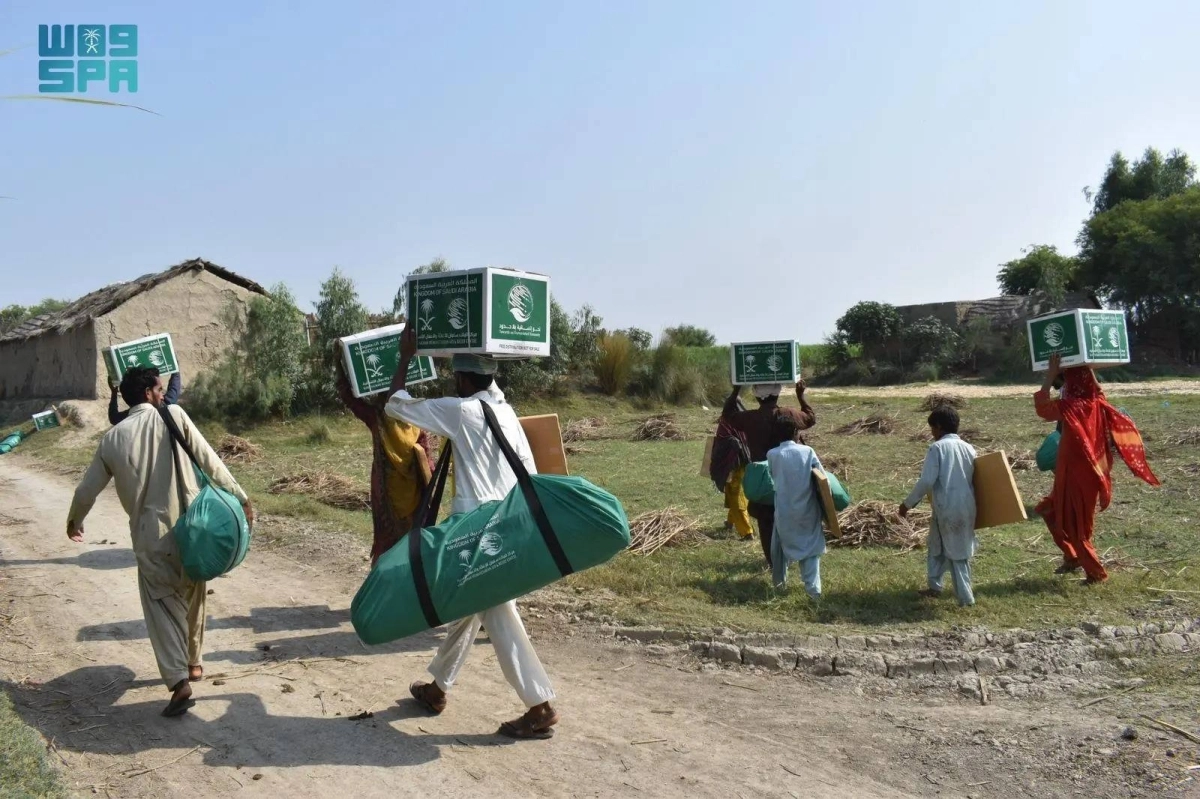 


باكستانيون يحملون الحقائب والسلال                              (واس) 