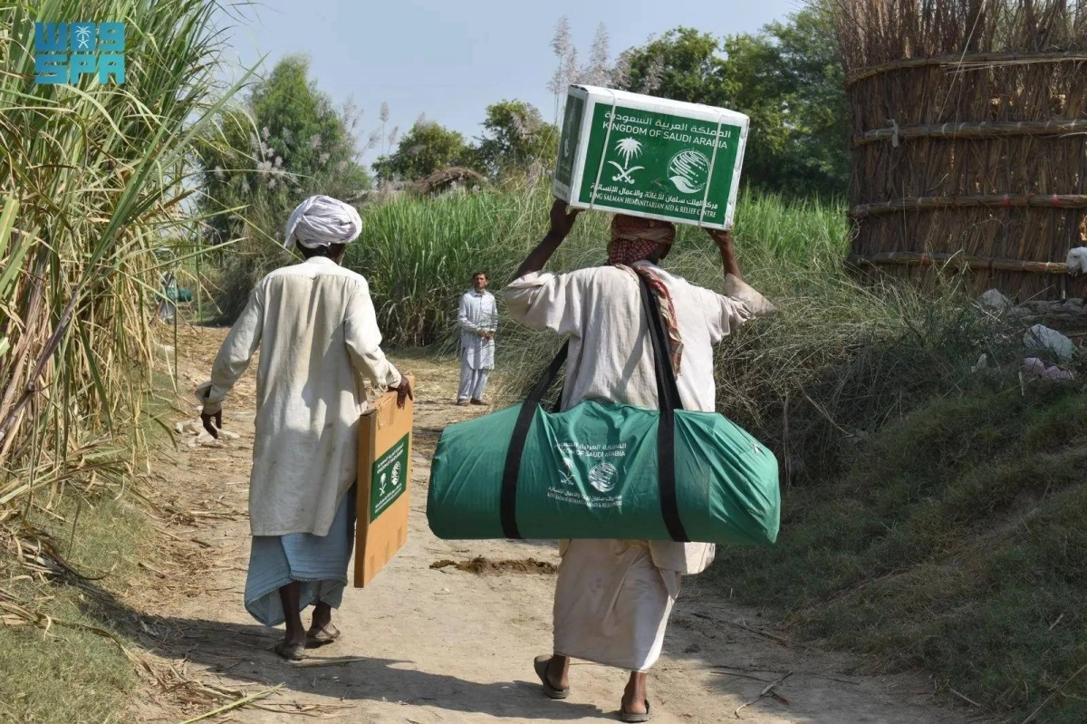 


وصول المساعدات لأماكن وعرة 