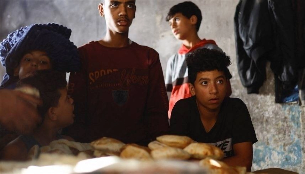 فلطسينيون أمام مخبز في غزة (مكة)