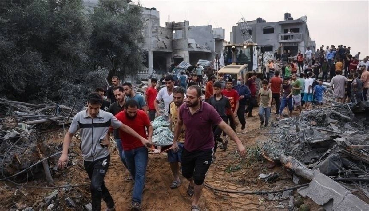 انتشال جثمان من تحت الأنقاض في غزة             (مكة)