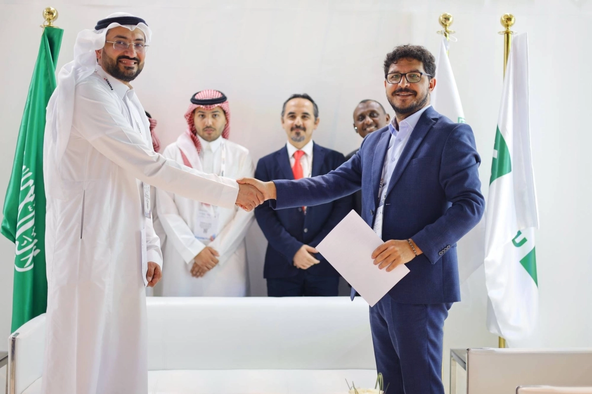 جانب من التوقيع