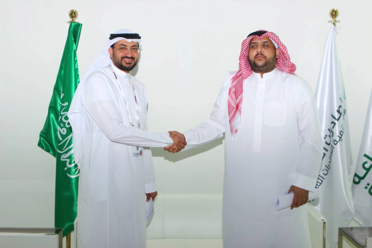 جانب من التوقيع