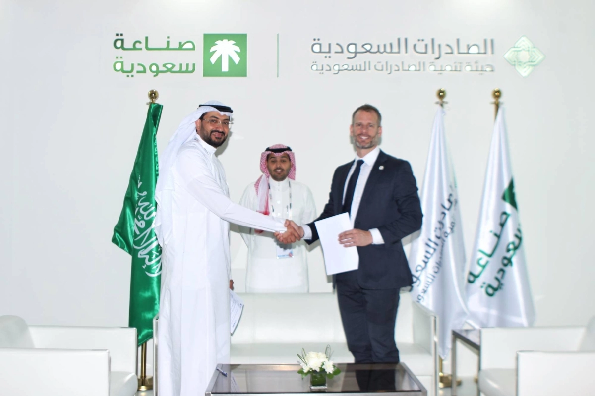 جانب من التوقيع