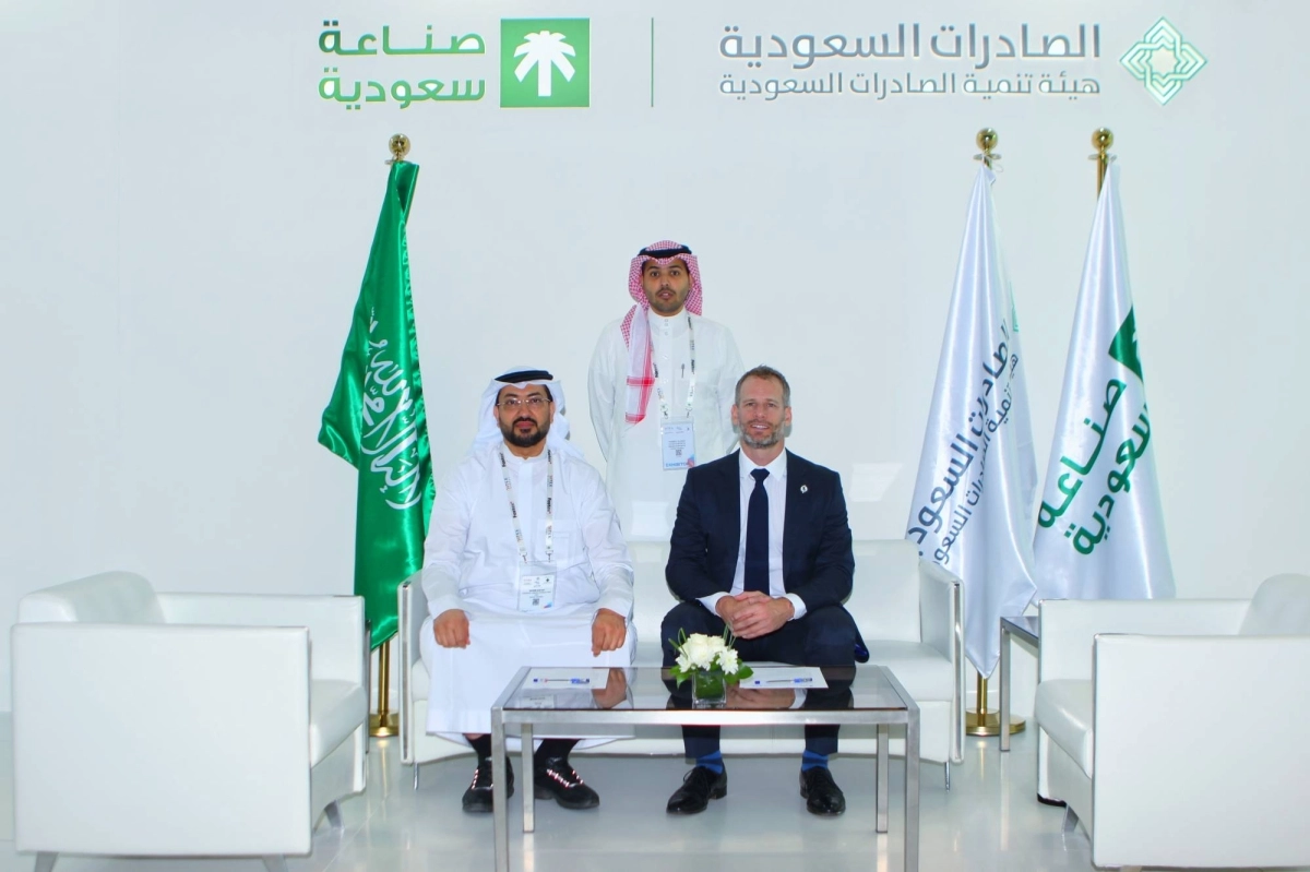 جانب من التوقيع