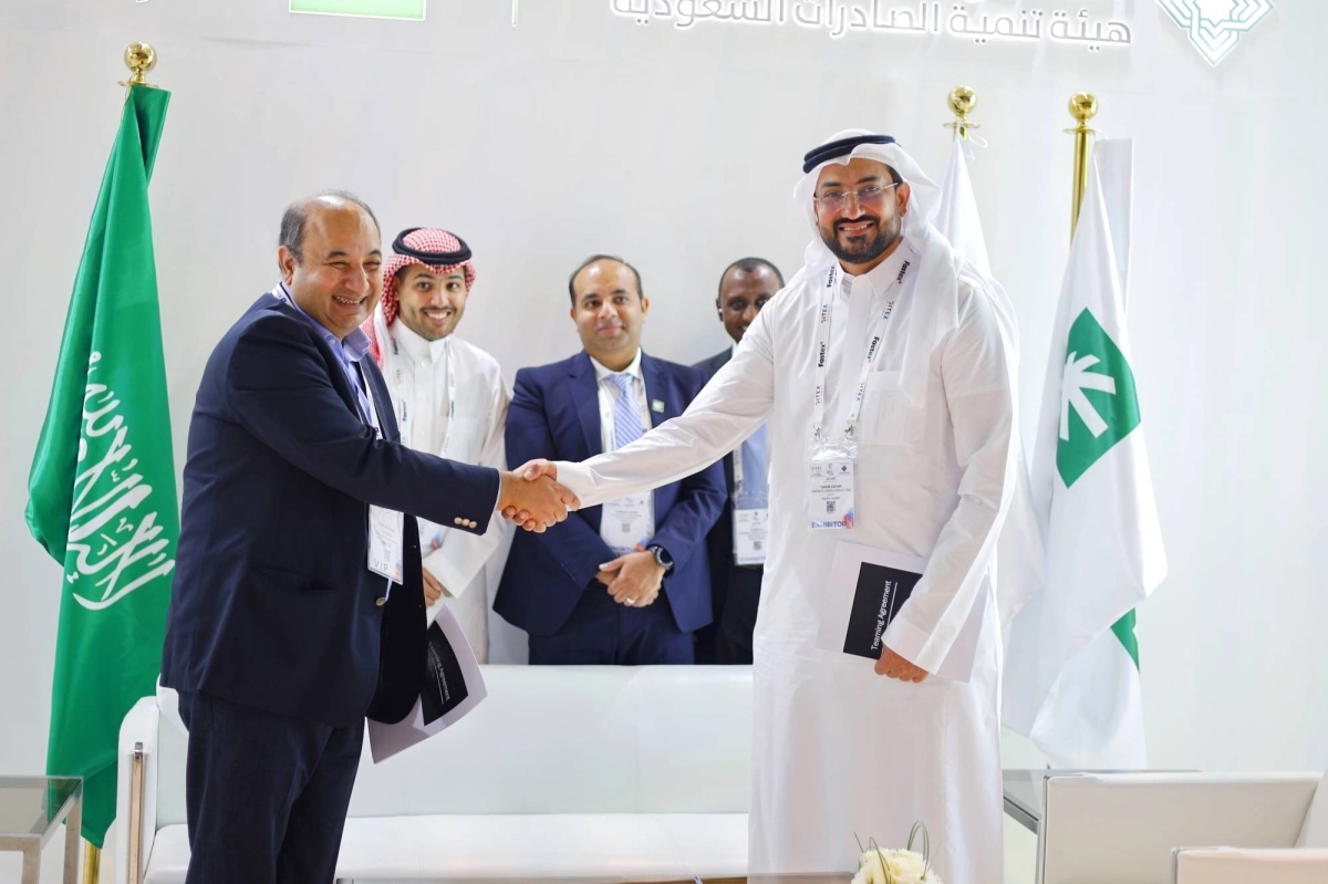 جانب من التوقيع