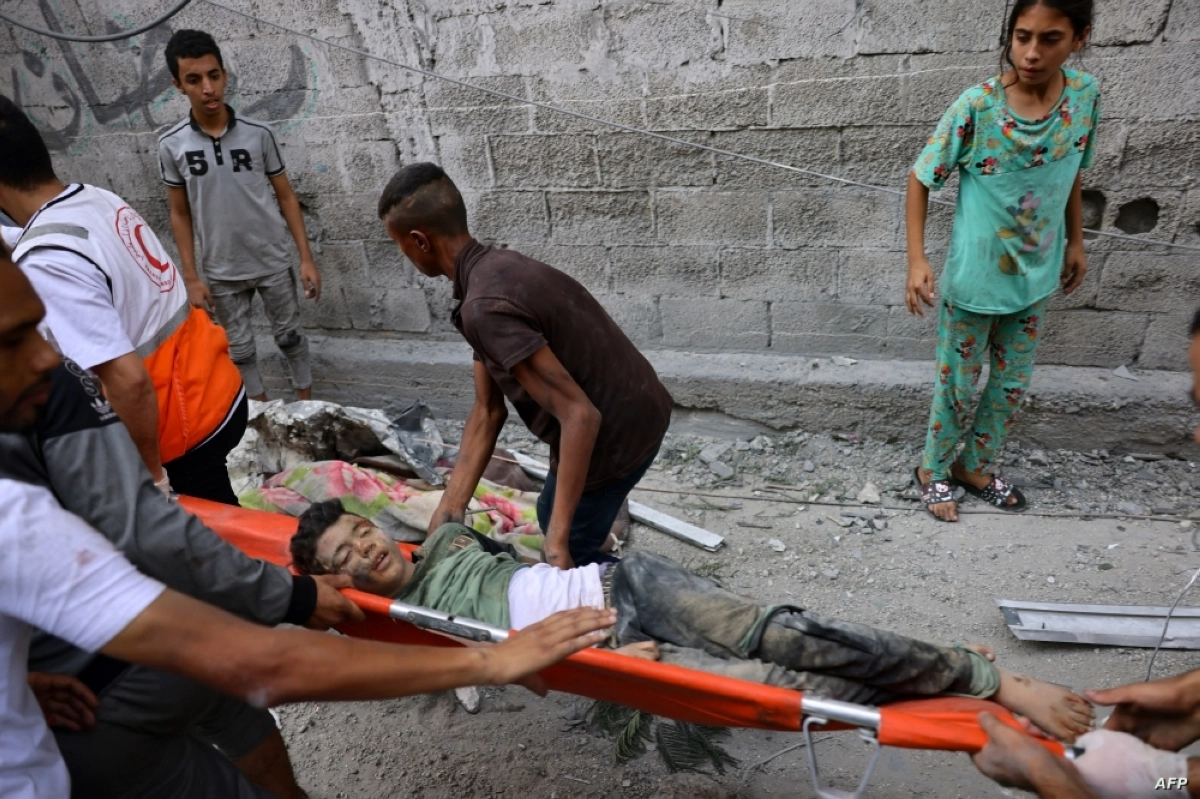 طفل شهيد خرج من تحت الانقاض (مكة)