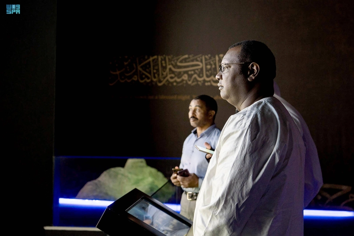 عبدالعزيز برانلي خلال تجوله في حي حراء الثقافي (مكة)