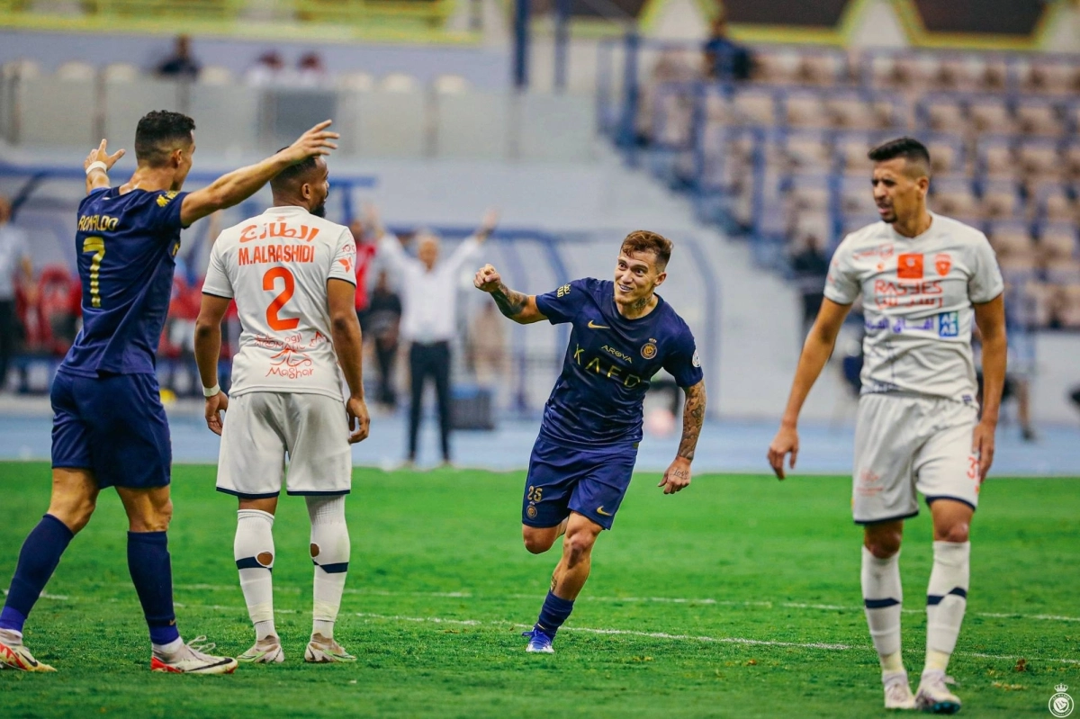 


أوتافيو بعد تسجيله الهدف الثالث في شباك الفيحاء 