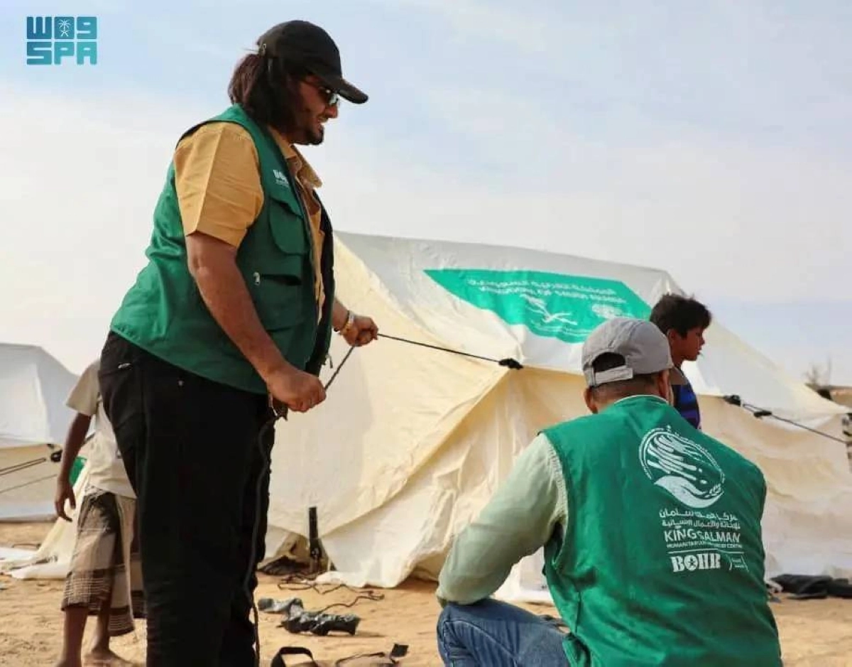 


نصب الخيام للمتضررين من الإعصار                                (واس) 