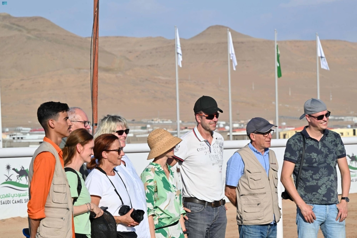 السياح خلال تجولهم بميدان الهجن           (مكة)