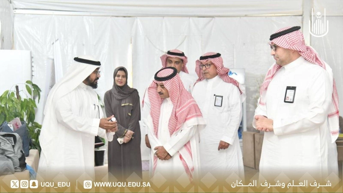 رئيس الجامعة خلال زيارته للمخيم