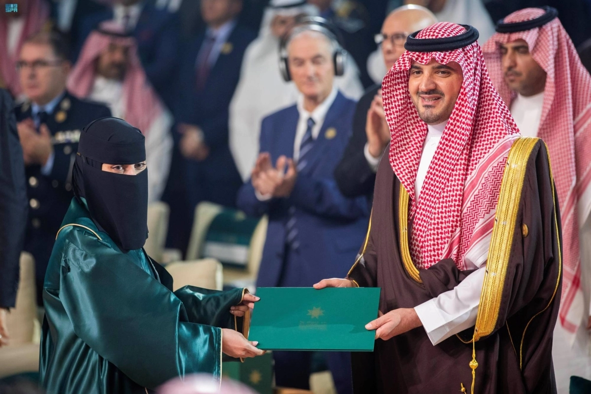 


عبدالعزيز بن سعود خلال رعايته الحفل                   (مكة)
 