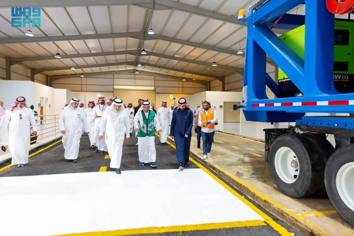 بدر الدلامي مطلعا على الرصيف المطاطي        (مكة)