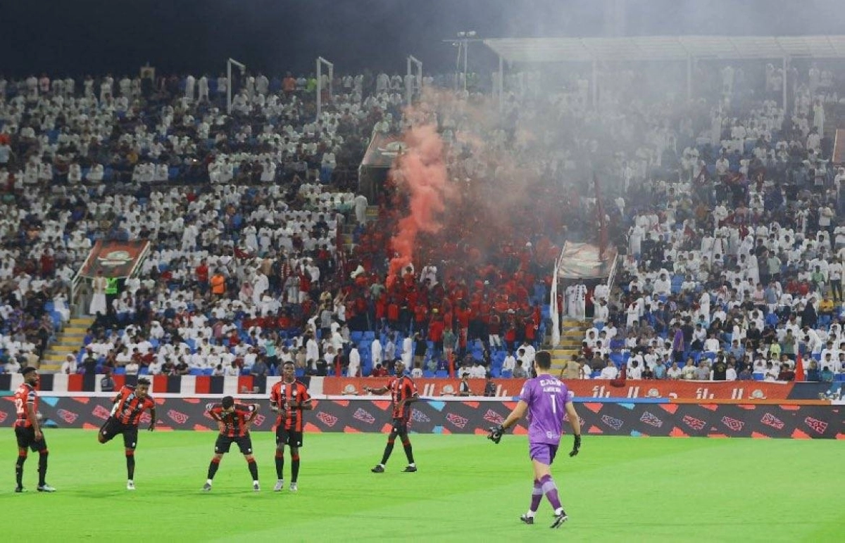 


جماهير الرائد تدعم اللاعبين قبل إحدى المباريات 