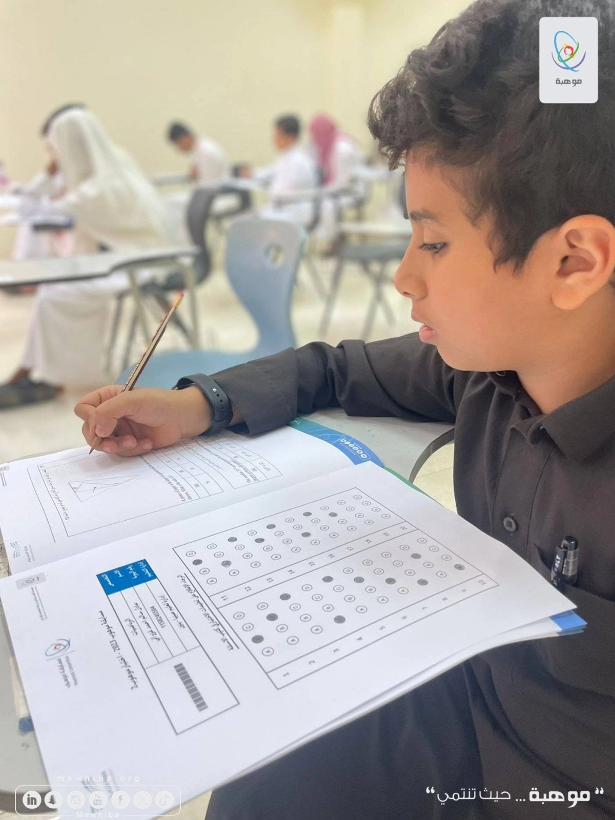 طالب يؤدي اختبار مسابقة موهوب (مكة)