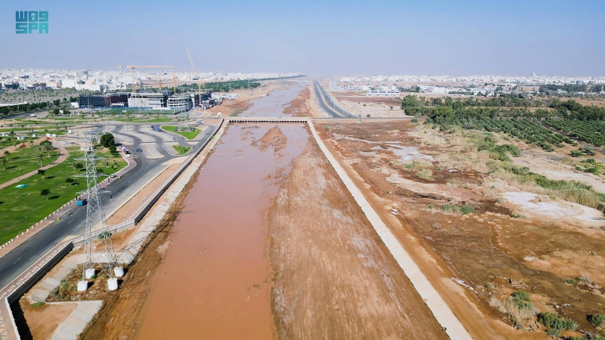 


إحدى قنوات التصريف                      (مكة) 