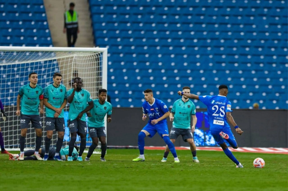 محمد كنو يسدد الكرة في شباك التعاون