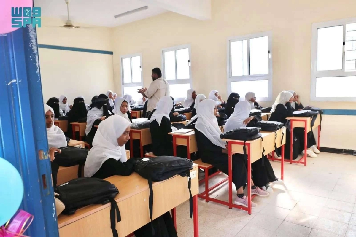 أثاث مدرسي وفره مركز الملك سلمان للإغاثة                (واس)