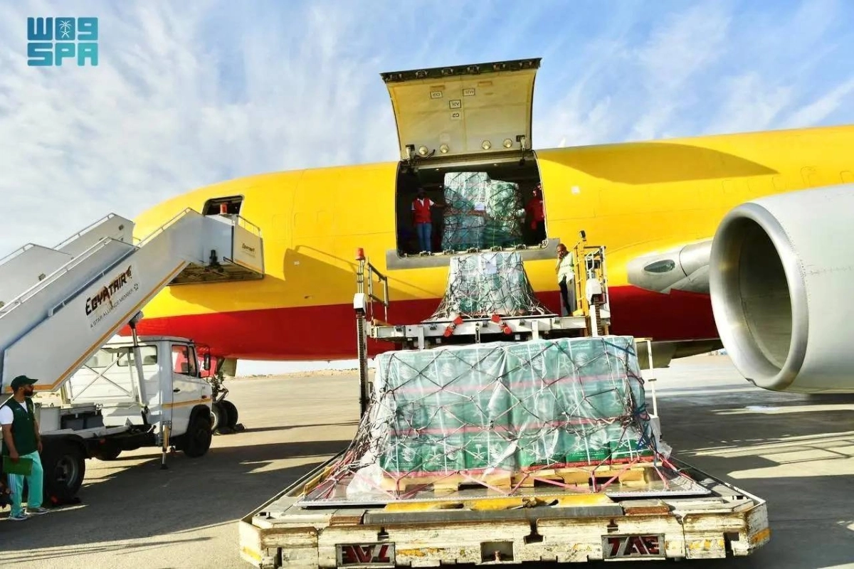 تنزيل حمولة الطائرة السعودية                             (واس)