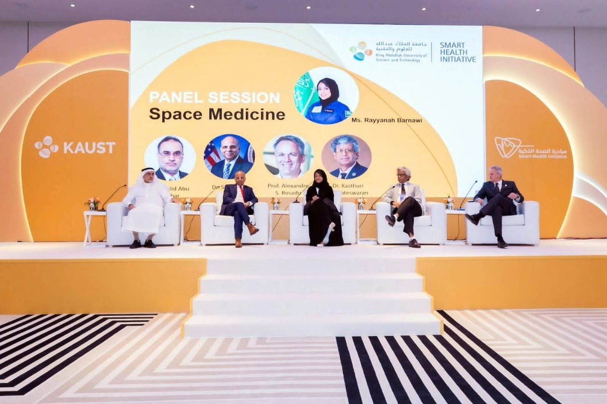 (من اليسار إلى اليمين) الدكتور خالد أبو خبر، والدكتور ساتيش ميهتا، ورائدة الفضاء السعودية ريانة برناوي، والدكتور كاستوري فينكاتيسواران، والبروفيسور ألكسندر روسادو.
