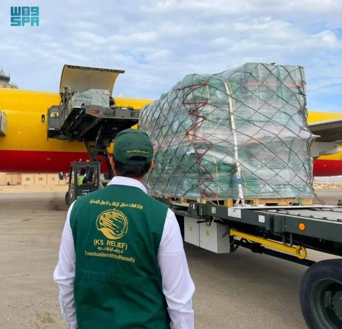 لحظة تنزيل المساعدات الإغاثية السعودية                (واس)