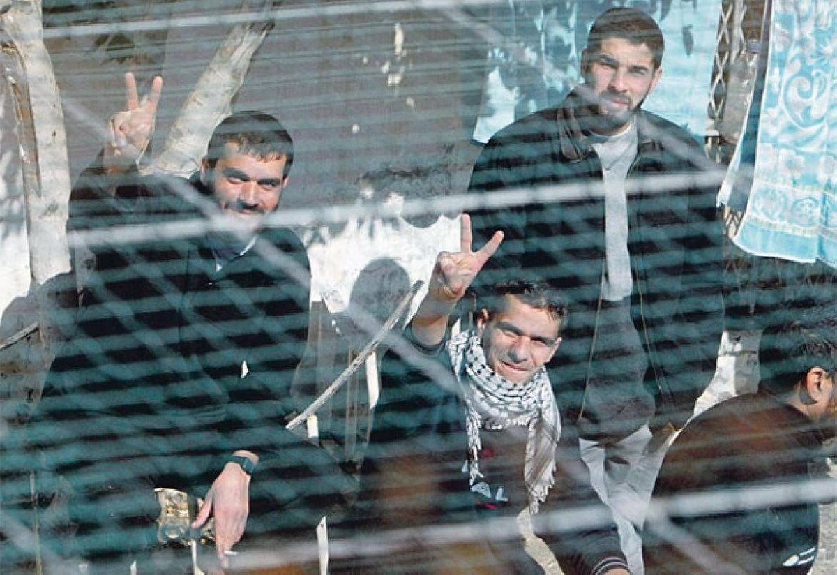 


أسرى فلسطينيون في سجون إسرائيل                         (مكة) 