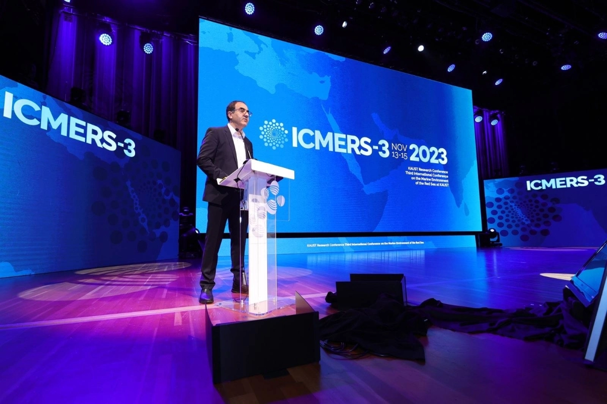 احد المتحدثين في المؤتمر العلمي