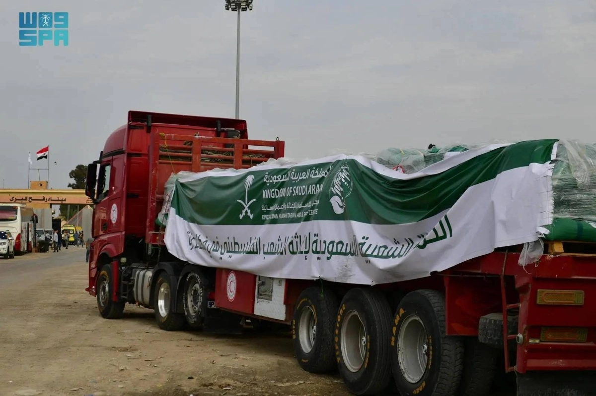 إحدى الشاحنات السعودية في غزة                           (مكة)