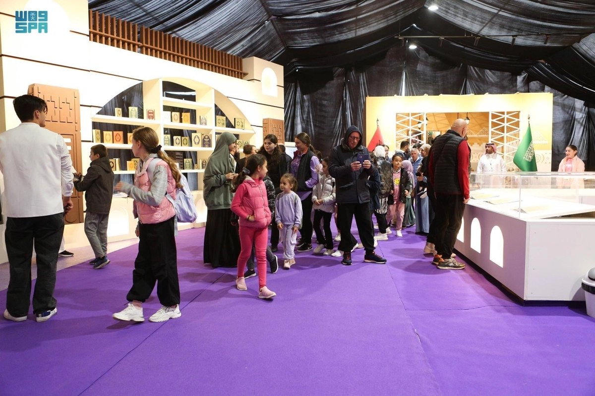 


زوار خلال تجولهم بالمعرض                       (مكة) 