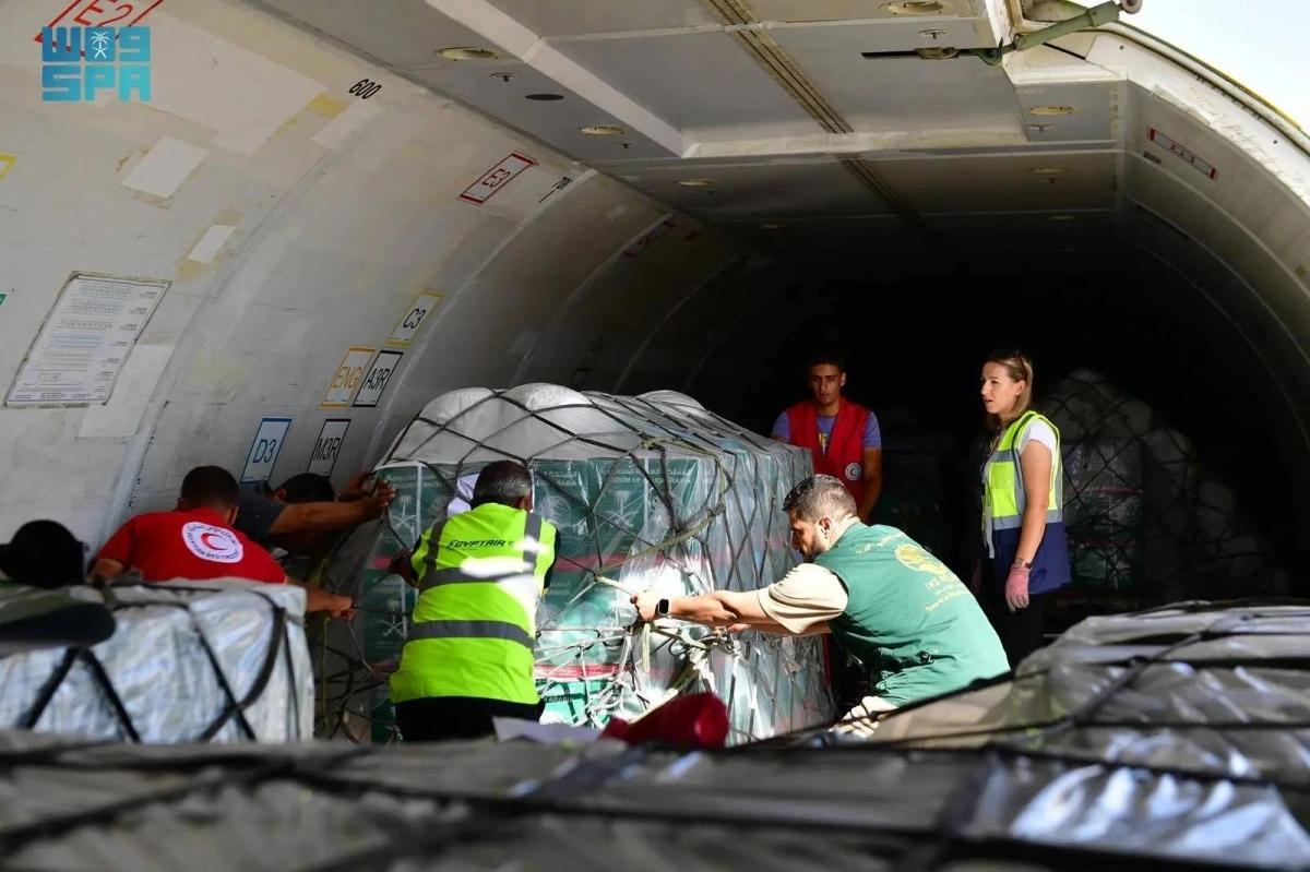 عملية تنزيل حمولة الطائرة السعودية السادسة                   (واس)