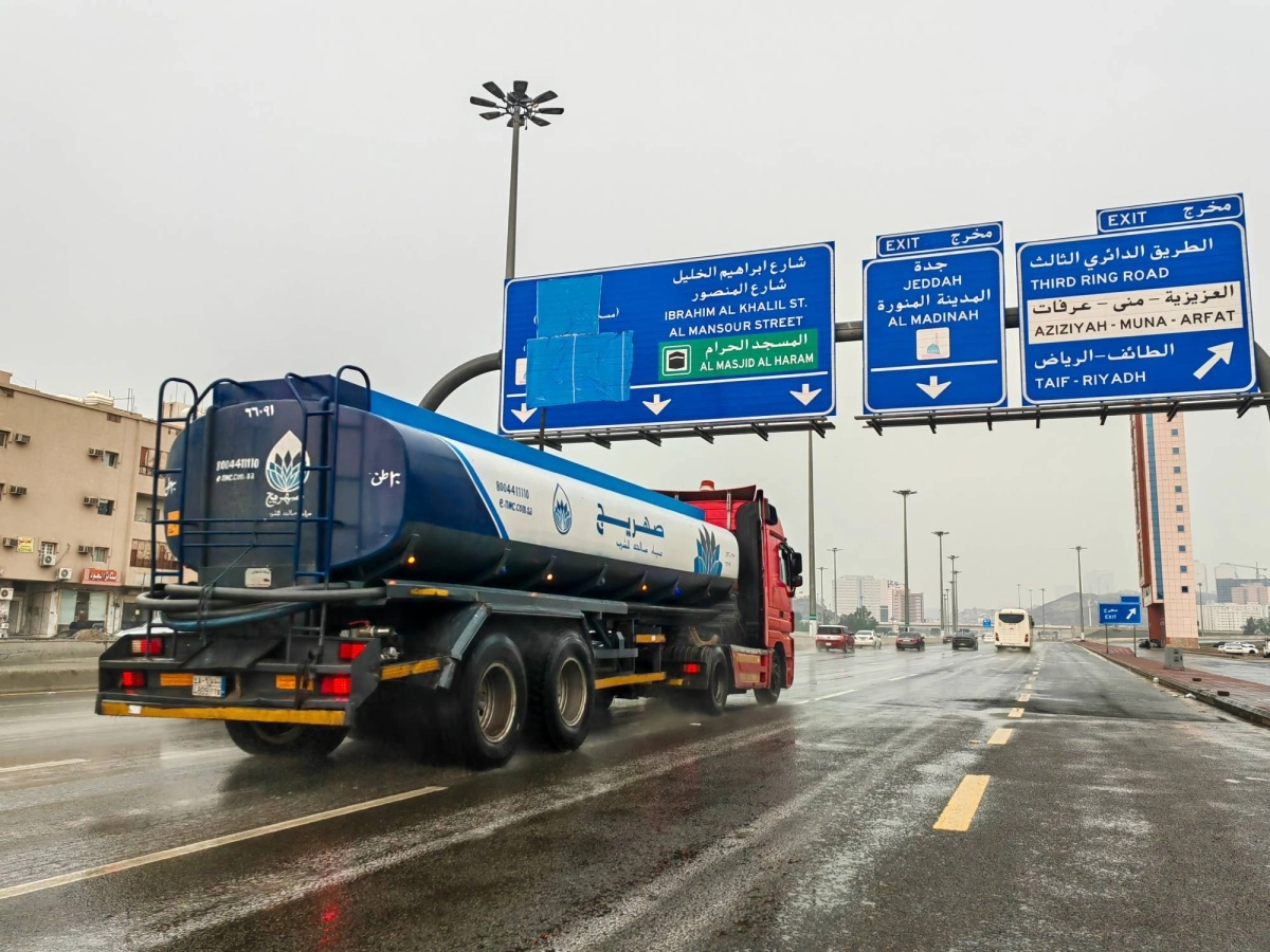 هطلت أمطار متوسطة إلى غزيرة على أنحاء متفرقة من العاصمة المقدسة، أمس، فيما وجه المركز الوطني للأرصاد في وقت سابق إنذارا باللون البرتقالي في مكة المكرمة، والأحمر بكل من حائل والقصيم. (أنس الحارثي)