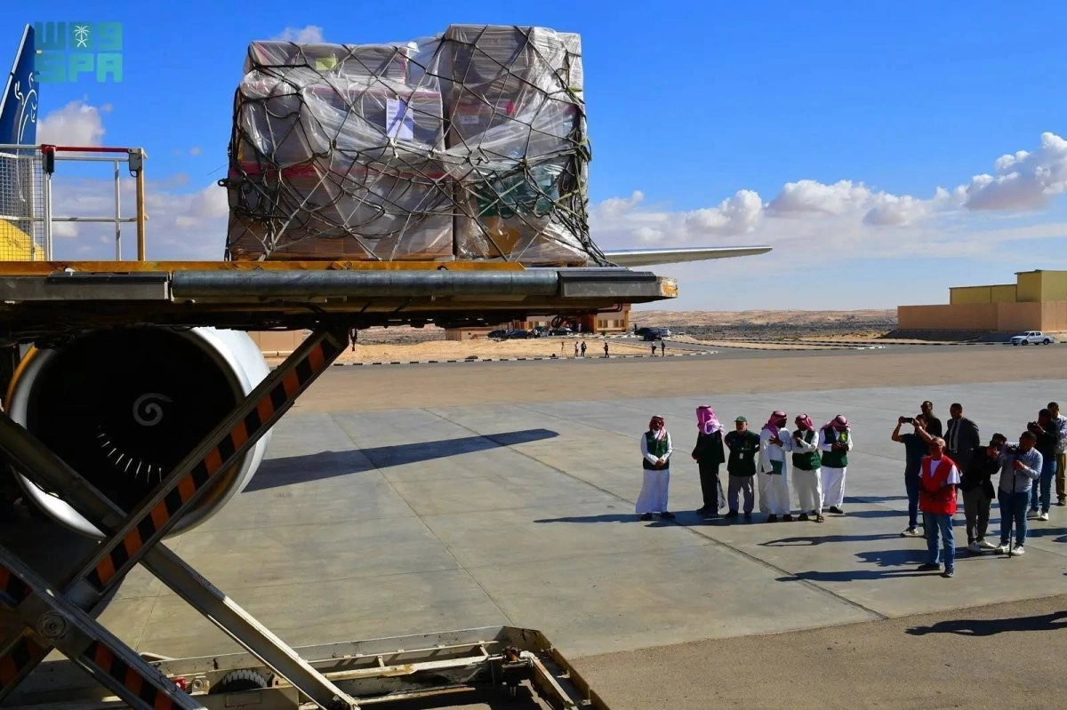 تنزيل شحنة الطائرة بالعريش