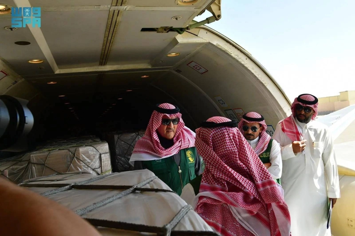 لحظة وصول الطائرة السعودية السابعة                            (واس)