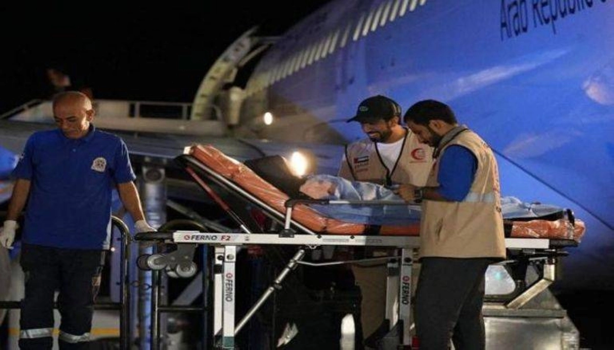 أطفال غزة لدى وصولهم أبوظبي (مكة)