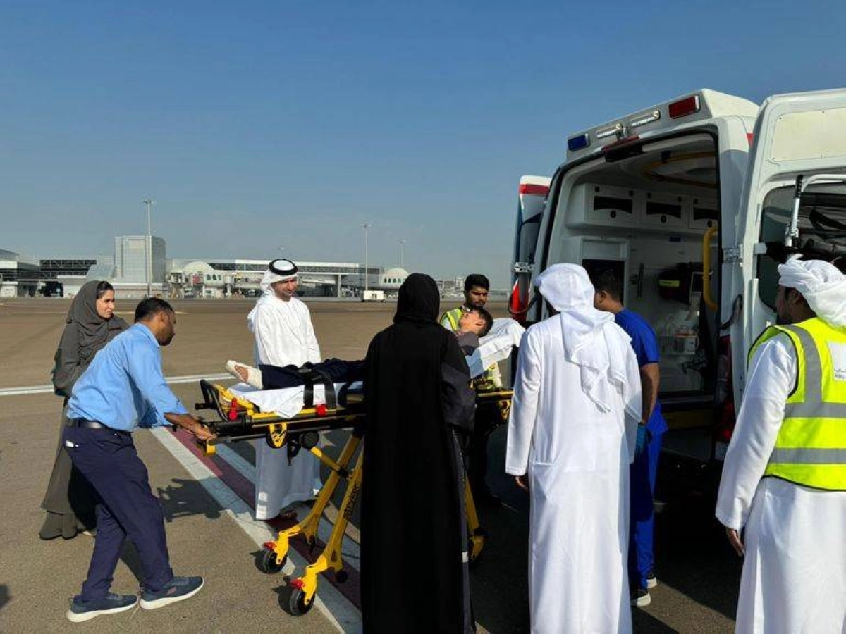 سيارة الإسعاف تستقبل الأطفال المصابين