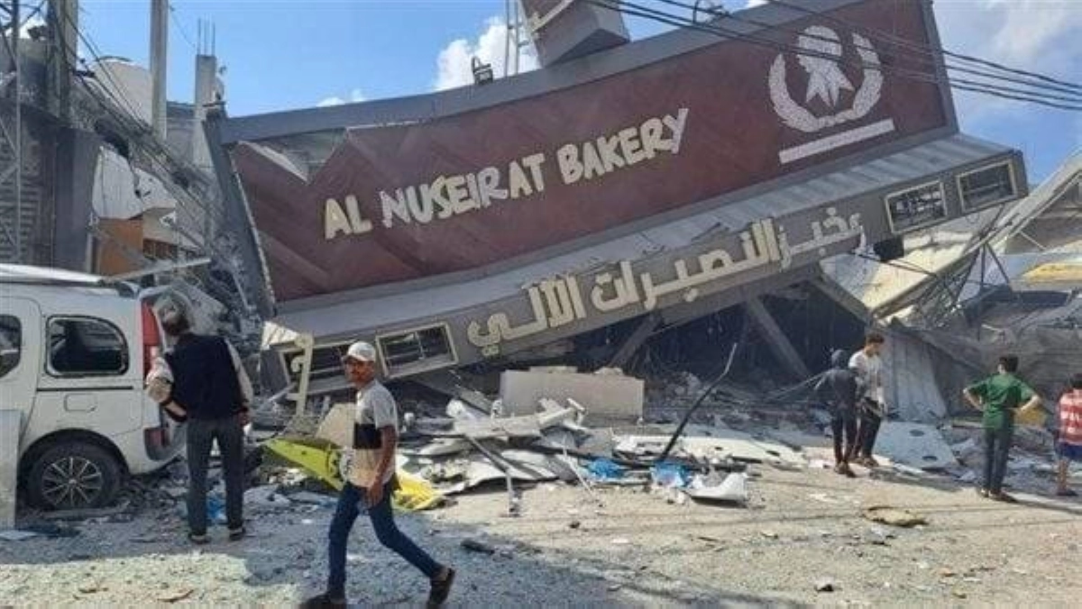 


أحد المخابز المدمرة 