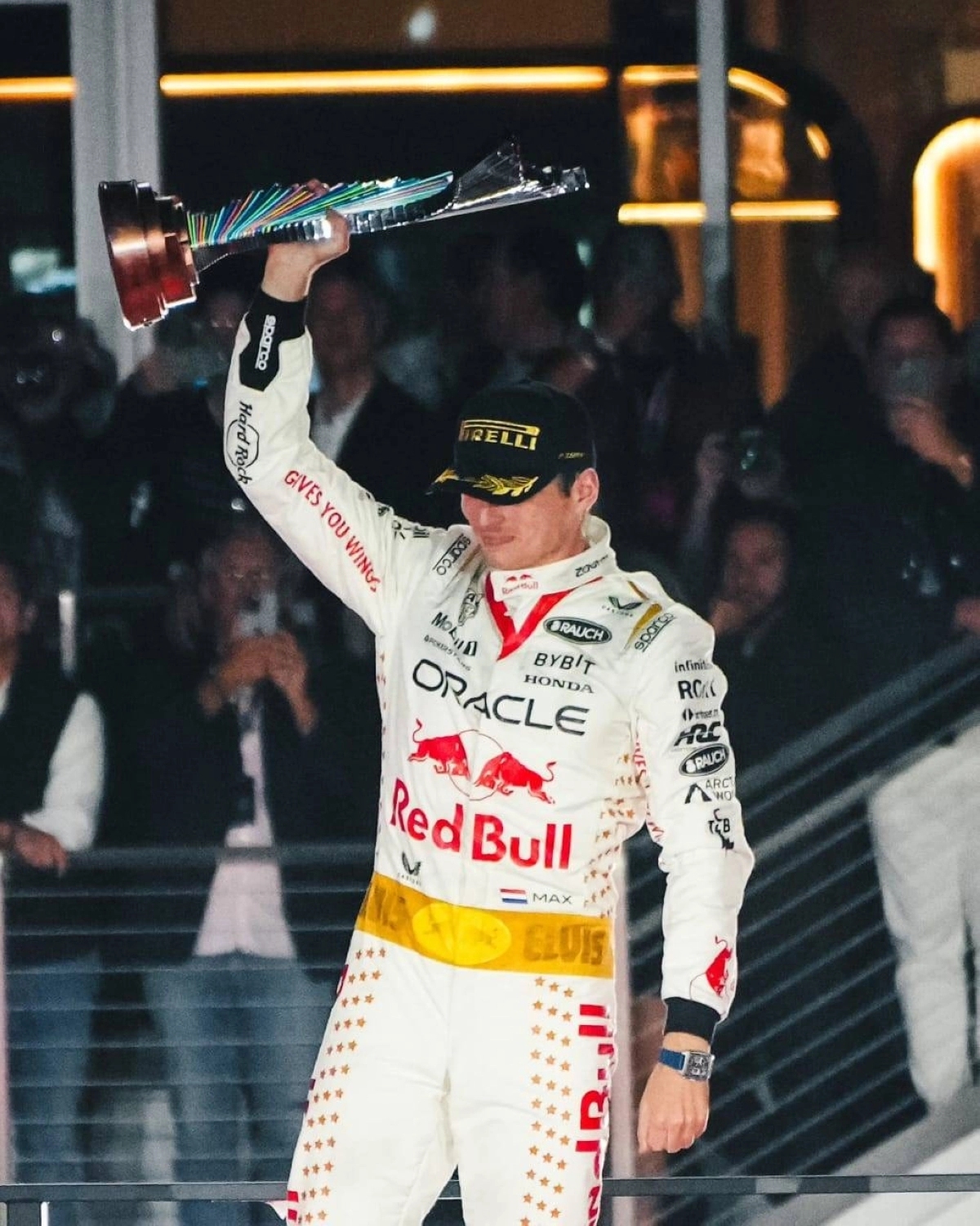 


ماكس يتوج بالسباق 