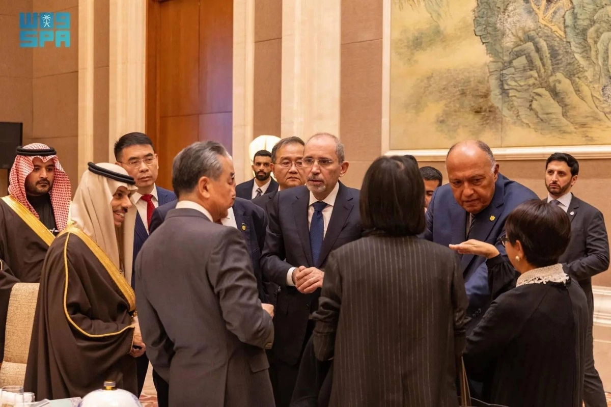 نقاش ساخن حول إحدى القضايا