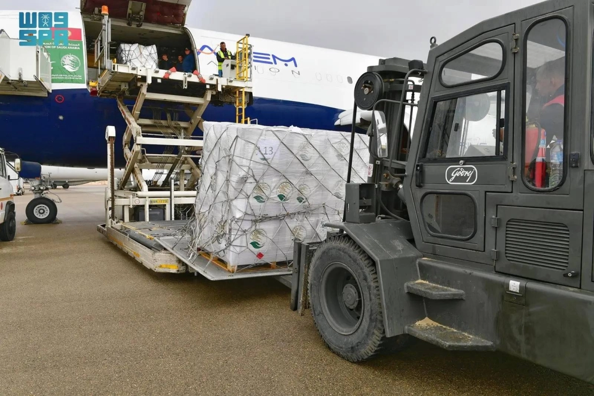 


تنزيل حمولة الطائرة 15 في العريش                 (واس) 