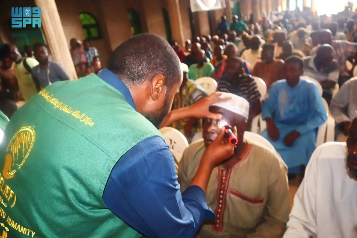 طبيب سعودي يكشف على مريض موريتاني (واس)