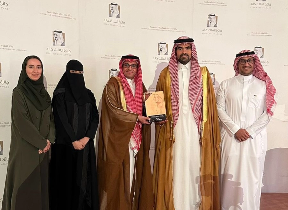 فريق شباب مجتمعي الوقفية بعد حصولهم على الجائزة