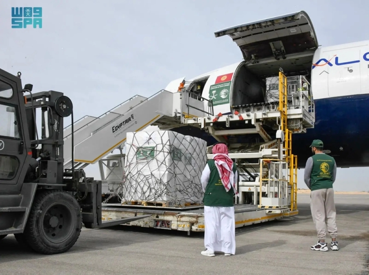 الطائرة السعودية لحظة تنزيل حمولتها بالعريش (واس)
