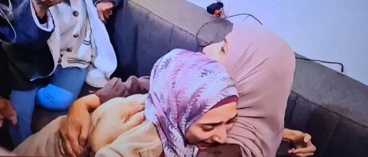 شروق في حضن والدتها