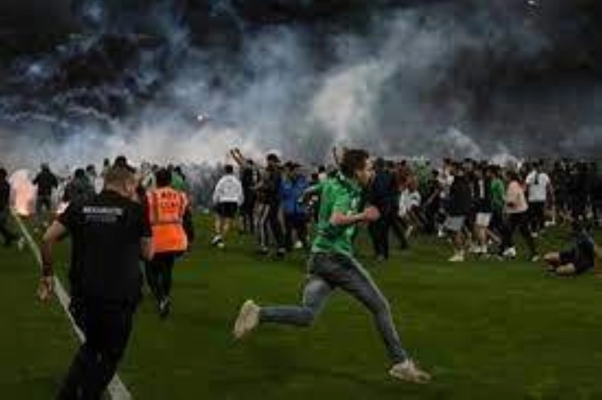 


الجماهير تقتحم الملعب  